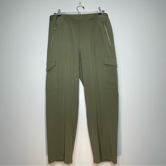 NWT CHICO'S Olive Green Zenergy Cropped Cargo Pants Chico Size 1 (US 8) - Picture 1 of 9
